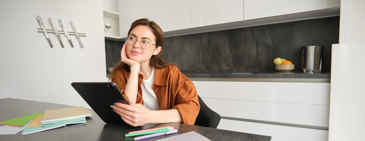 Corsista che studia online da casa