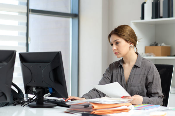 Personale ATA al lavoro in segreteria